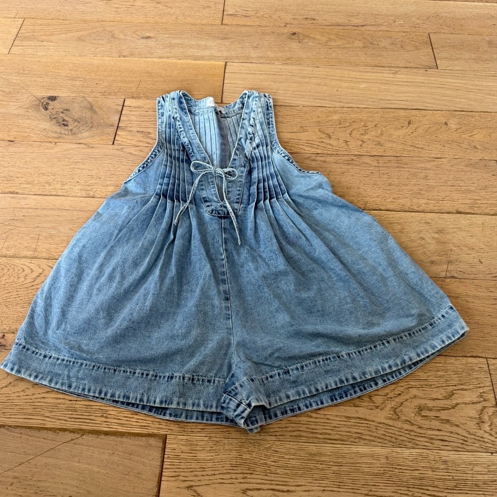 Veveret Light Wash Denim Pleated Babydoll Romper Sleeveless Blue Small (455)